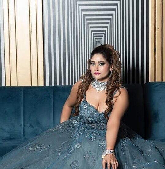 - Lisa Sanoria -Model & Influencer