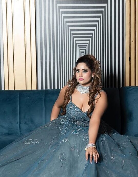 - Lisa Sanoria -Model & Influencer